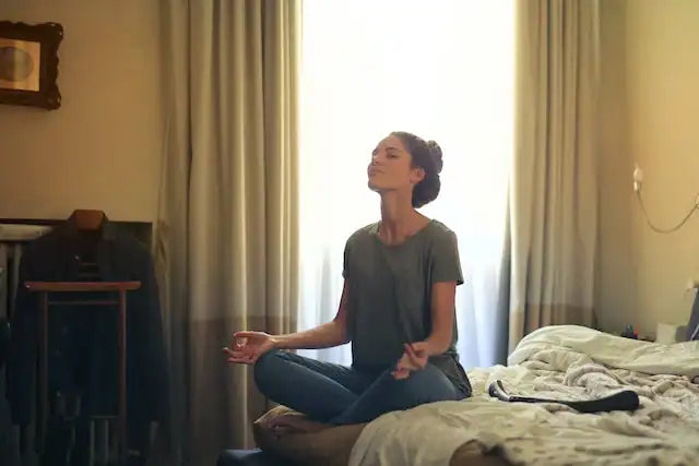 How is practicing meditation before bed beneficial?